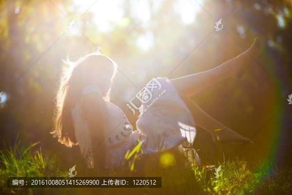 躺在草地上的年輕女人