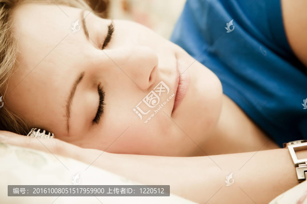 女人在床上