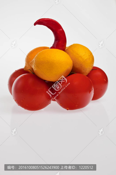 蔬菜金字塔：西紅柿；頂部的檸檬和辣椒。