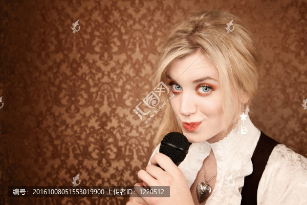 漂亮的年輕歌手或喜劇演員帶麥克風