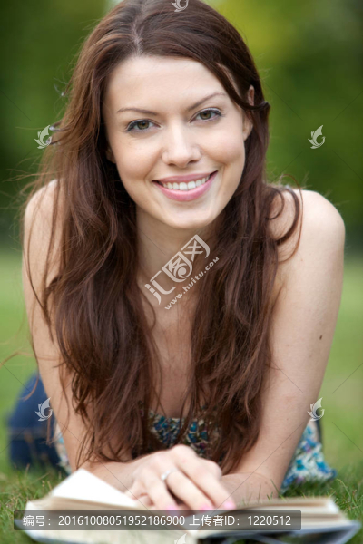 女性閱讀戶外