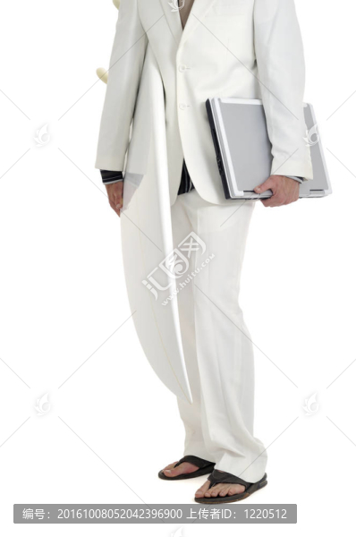 穿白衣服的人拿著沖浪板