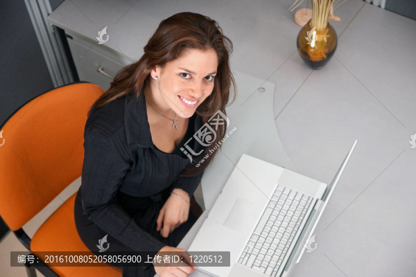 商業(yè)女人與筆記本電腦
