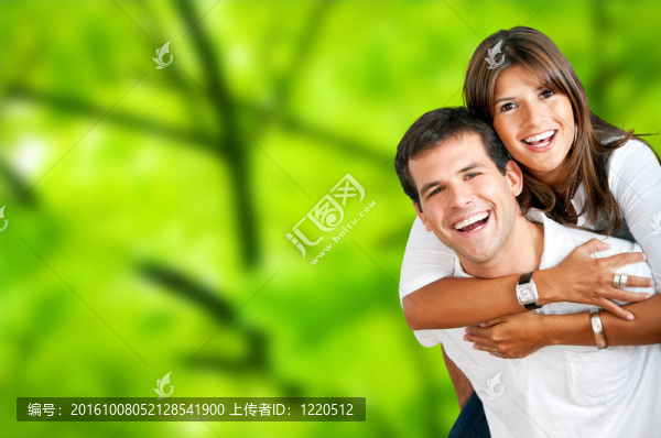 幸福的夫婦在戶外