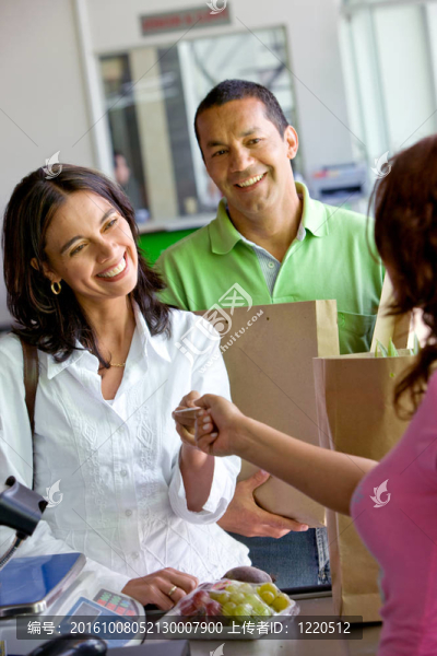 幸福的夫妻在超市購(gòu)物-匯圖網(wǎng) www.fosd68.com 幸福的夫妻在超市購(gòu)物