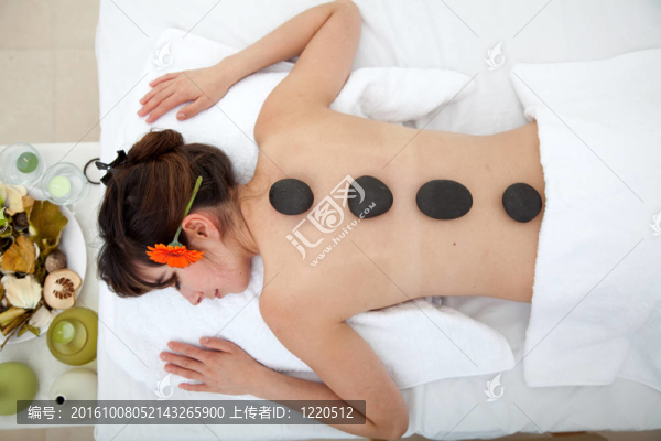 在一個水療中心的女人