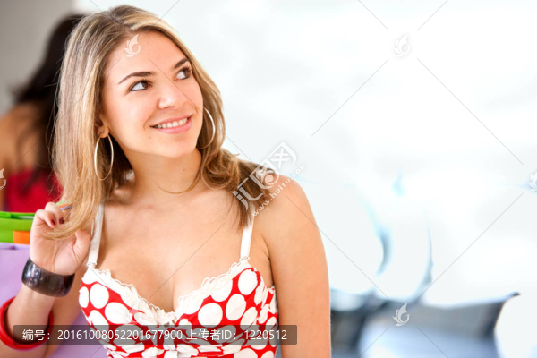 帶購物袋的女孩