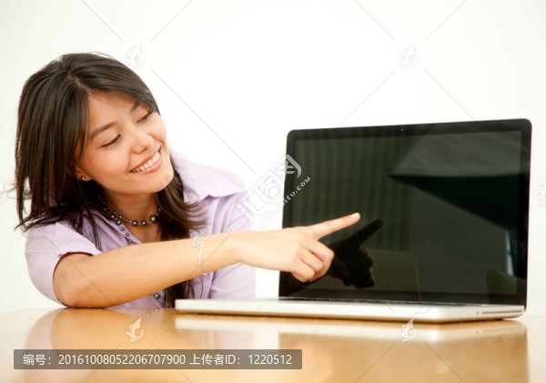 顯示筆記本電腦的商業(yè)女性