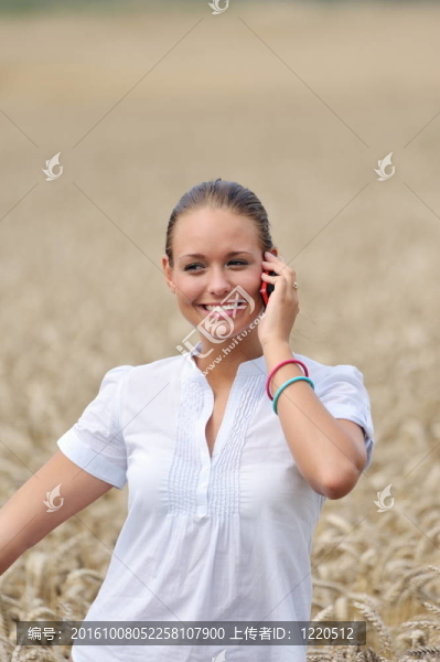 年輕漂亮的女人在電話里