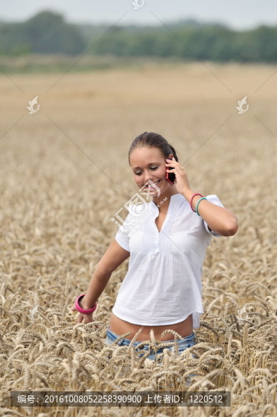 年輕漂亮的女人在電話里