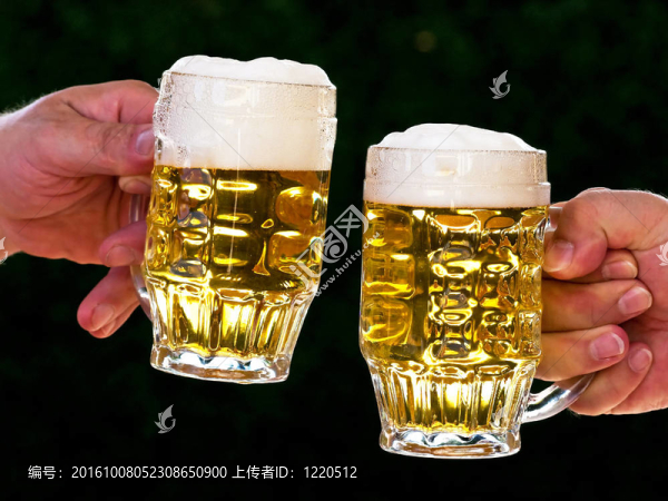 我們兩杯啤酒泡沫的啤酒