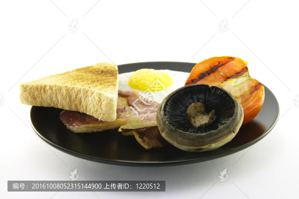 早餐和一個黑色盤子的烤面包