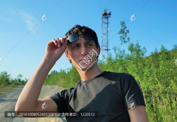 戴墨鏡的男人