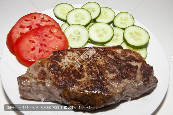 盤子上的牛排和蔬菜