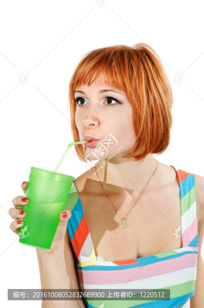 漂亮的女孩喝一杯