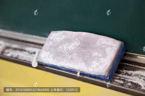 黑板上的粉筆和刷子