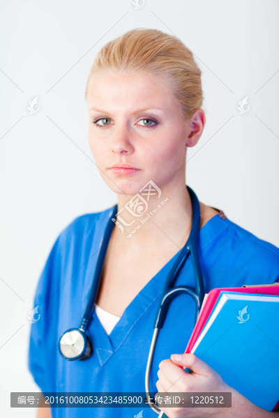 年輕女醫(yī)生夾著一個文件夾