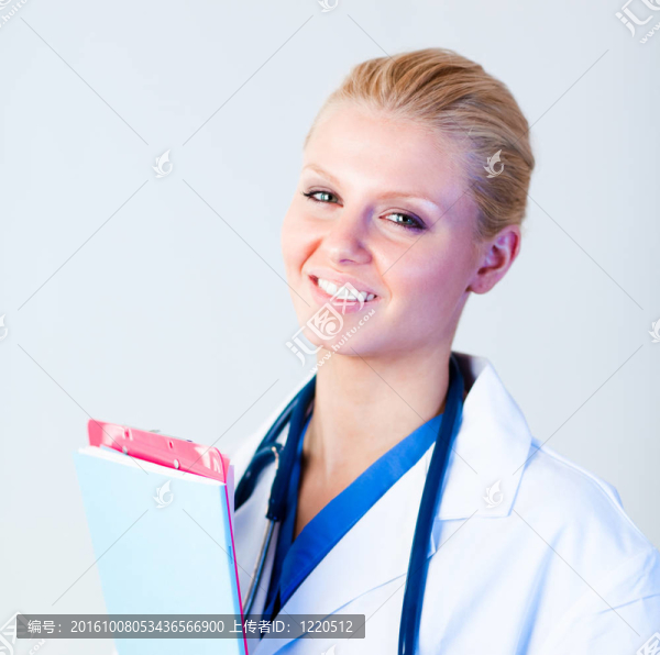女醫(yī)生夾板和微笑