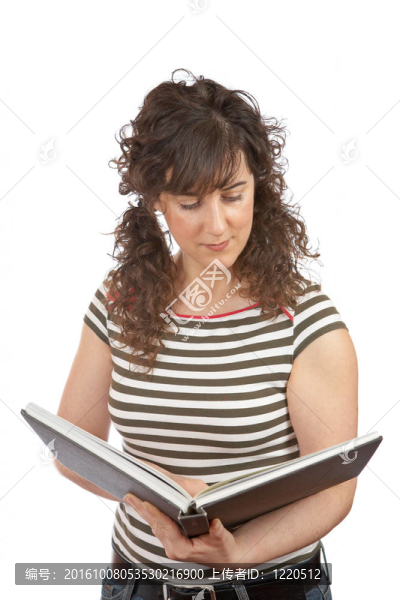 讀一本書的女人