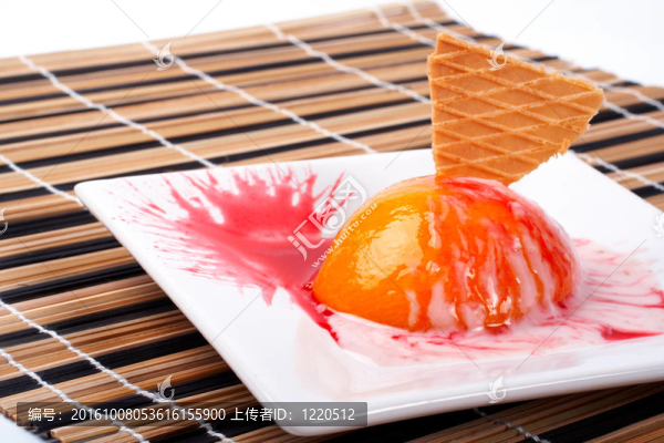 甜點(diǎn)和餅干和奶油桃；