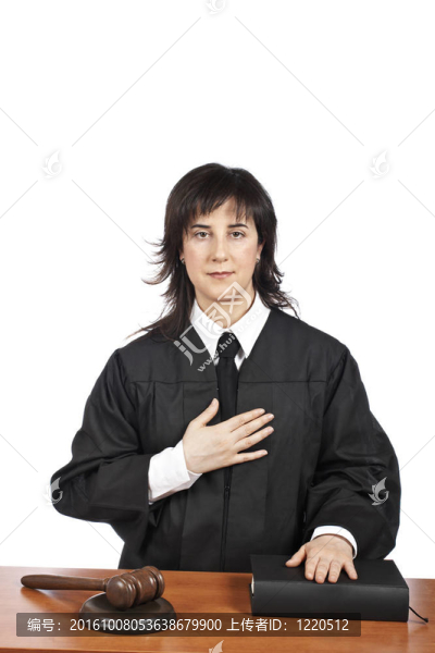 女法官宣誓