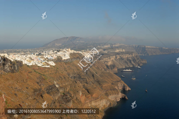 在鳥瞰圖提拉；島上的圣托里尼鎮(zhèn)；希臘