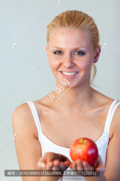 美女抱著巧克力和蘋果專注女人
