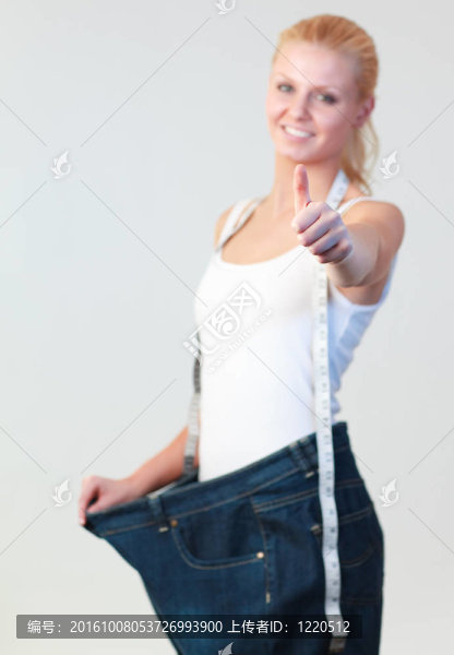 一個拇指戴牛仔褲的女人的肖像