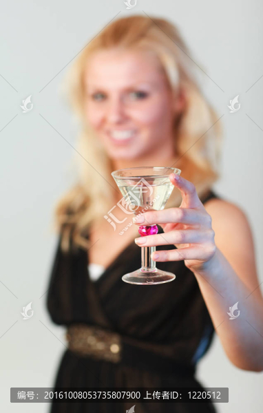 迷人的女人舉行雞尾酒聚焦雞尾酒