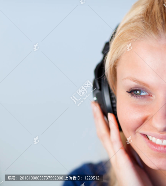 一個友善的女人用耳機聽音樂