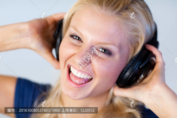 女人用耳機(jī)聽(tīng)音樂(lè)