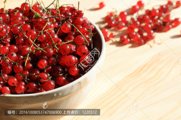 在一個碗里紅醋栗