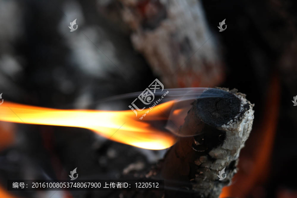 火焰在黑暗