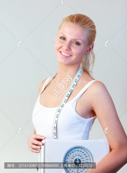 美女抱著尺度專注女人