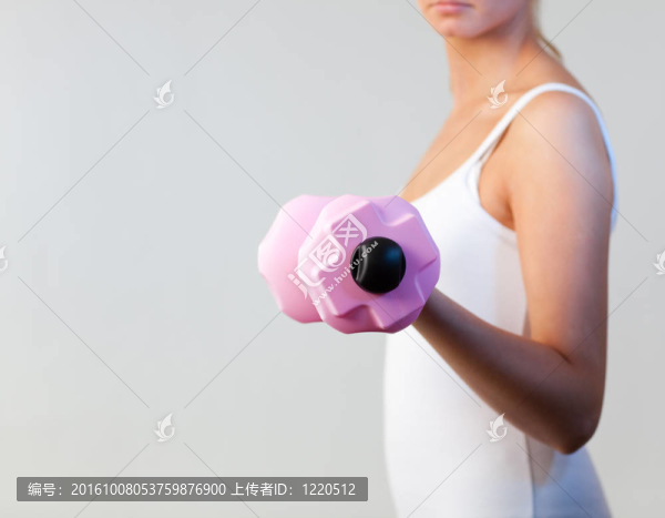以重量為重心訓練的女子