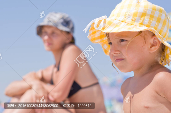 女孩在海灘上