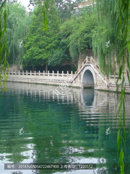 在碧波蕩漾的溫泉水橋反射