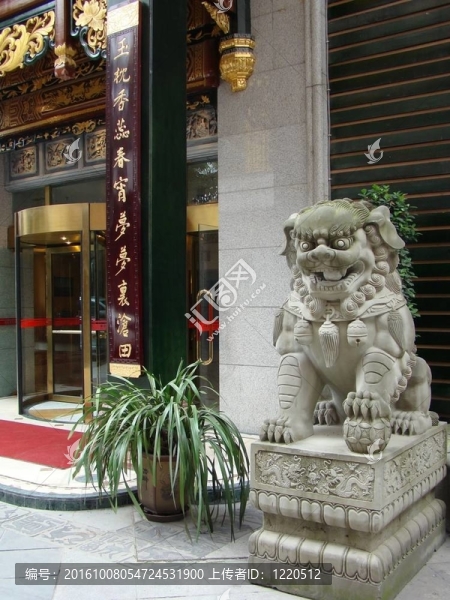 酒店門口的中國男護(hù)衛(wèi)犬