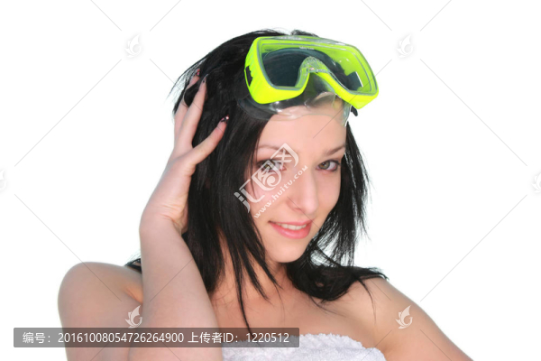 年輕美麗的女孩在潛水面具
