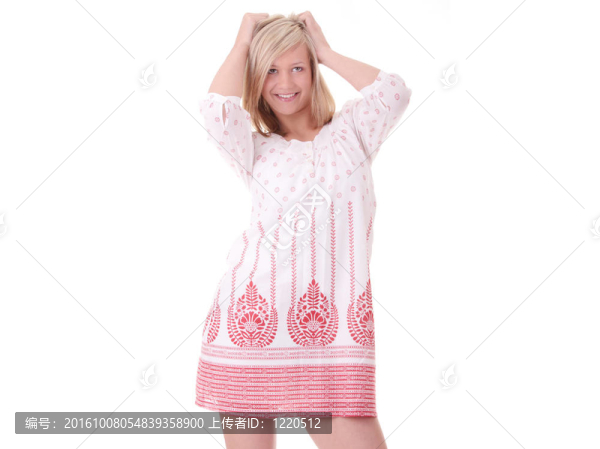 年輕女性在夏季服裝