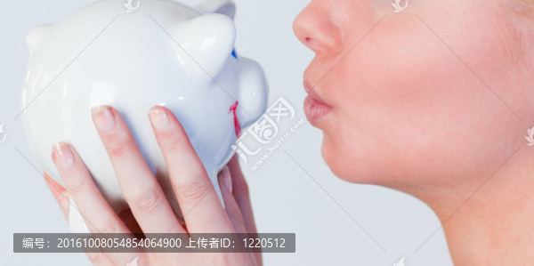 女人吻一個(gè)小豬銀行