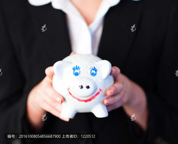 年輕的女人抱著一個(gè)時(shí)髦的撲滿