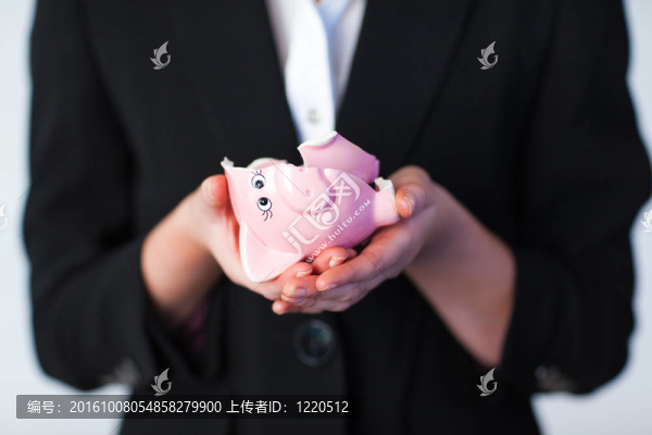 商業(yè)婦女抱著一個破碎的存錢罐