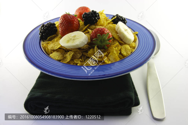 玉米片、餐巾紙和勺子水果