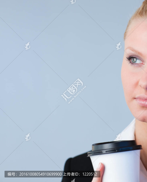拿著外賣咖啡容器的女人