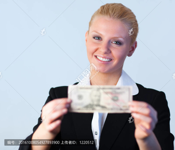 女商人拿著美元到相機