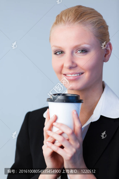 商人拿著咖啡杯