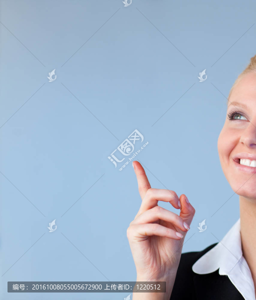 快樂的女商人向上翹