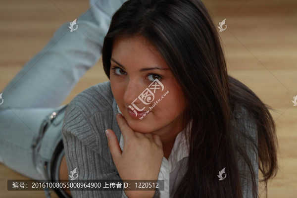 年輕的白人黑人學習的身姿