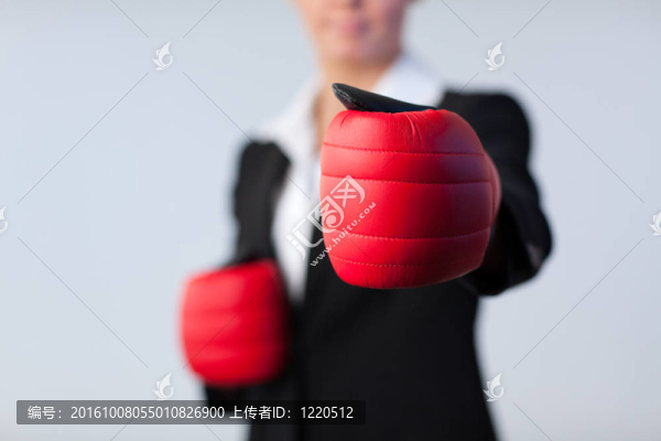 戴拳擊手套的女商人
